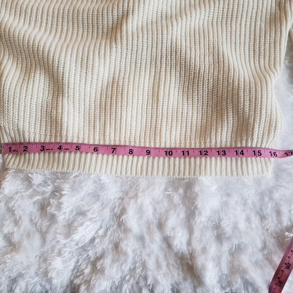 🌷Beige Vneck twisted knot sweater large - Picture 8 of 9